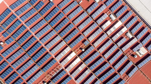 Endüstriyel Çatılara Kurulu Panelleri Olan Güneş Enerjisi Santralinin Görüntüsünü Alçaltın — Stok fotoğraf