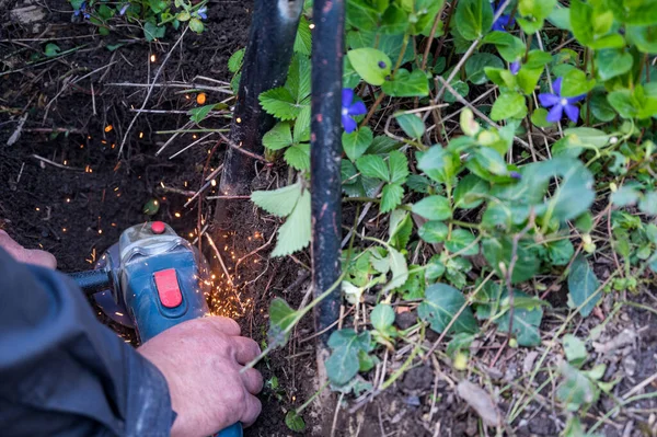 Çalışanların Metal Çitleri Açı Öğütücüyle Kaldırma Görüntüsü Bahçe Bakımı Iyileştirme — Stok fotoğraf
