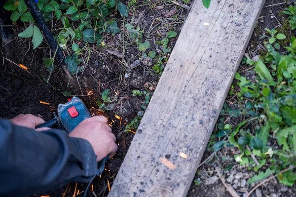 Çalışanların Metal Çitleri Açı Öğütücüyle Kaldırma Görüntüsü Bahçe Bakımı Iyileştirme — Stok fotoğraf