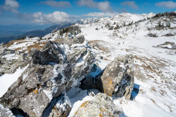 氷の山の中で吹いて風の方向を示す屋根付きの岩 ヴェリカ プラニーナ スロベニアの冬の条件 — ストック写真