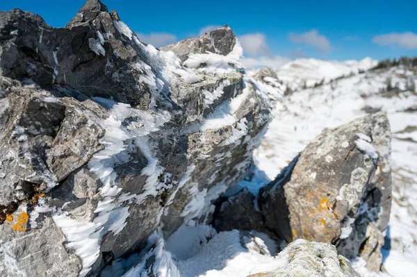 Ledem Pokryté Skály Ukazující Směr Větru Vanoucího Horách Zimní Podmínky — Stock fotografie