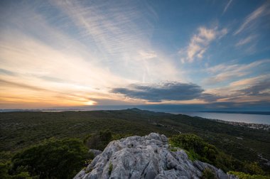 Dalmaçya İnci Adası Pasman 'da muhteşem bir günbatımı. Hırvat adası idillik yaz mevsimi.