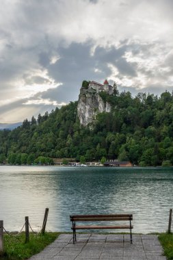 Slovenya 'nın tepede yüksek dağlar, yeşil ağaçlar ve şatosu bulunan Clody Day' de Bled Gölü