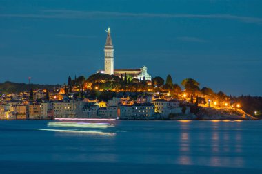 Hırvatistan 'ın gece lambalarıyla aydınlatılmış deniz ve eski Rovinj kasabası