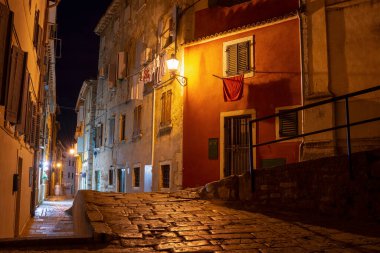 Hırvatistan 'ın Rovinj eski kentinde eski evlerin ayrıntılarıyla dolu bir sokak.