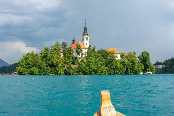 Uma Pequena Ilha Com Uma Igreja Árvores Verdes Lago Cercado — Fotografia de Stock
