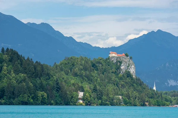 Lago Bled Dia Ensolarado Com Altas Montanhas Árvores Verdes Castelo — Fotografia de Stock