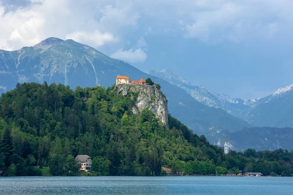 Lago Bled Dia Ensolarado Com Altas Montanhas Árvores Verdes Castelo — Fotografia de Stock