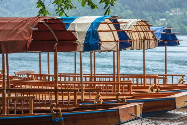Malé Dřevěné Gondolové Čluny Odpočívají Jezera Bled Slovinsko — Stock fotografie