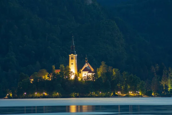 Маленький Остров Ночью Церковью Зелеными Деревьями Озере Окруженном Высокими Горами — стоковое фото