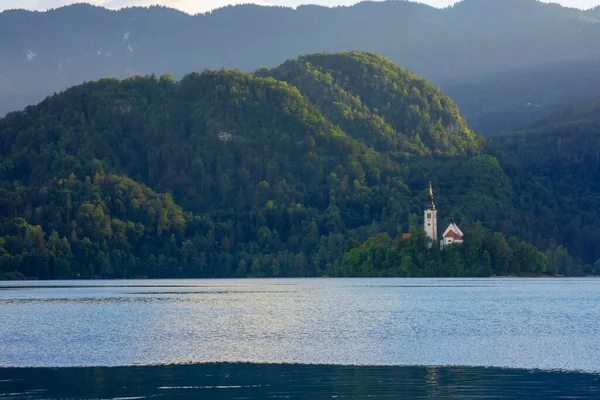 高い山に囲まれた湖の教会と緑の木を持つ小さな島 Bled スロベニア — ストック写真