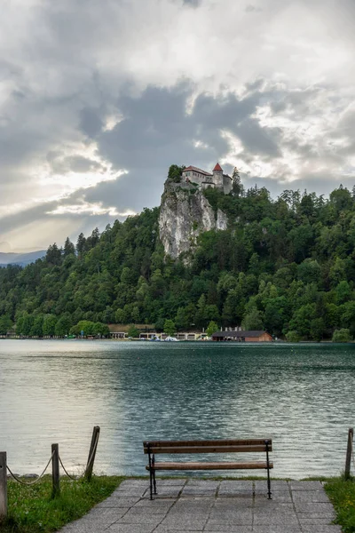 Lago Bled Dia Clody Com Altas Montanhas Árvores Verdes Castelo — Fotografia de Stock