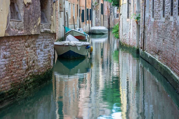 Old Houses Boats Quiet Calm Canal Venice Italy — Stock Photo, Image