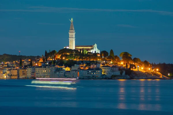 Море Старый Город Ровинь Освещённый Ночными Огнями Хорватия — стоковое фото