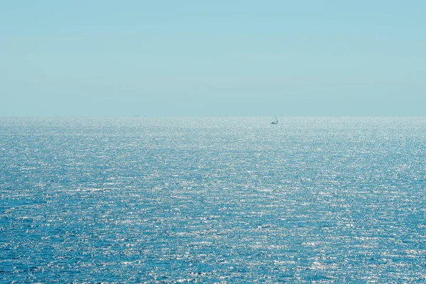 Mare Cielo Vuoti Con Una Piccola Barca Vela Lontananza Rovigno — Foto Stock
