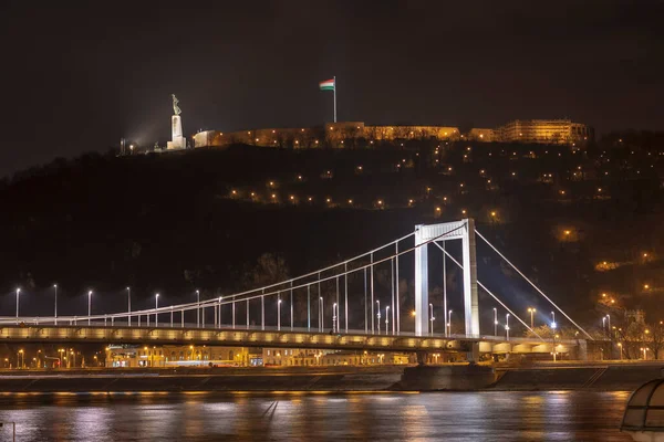 ドナウ川に架かるライトアップされたエリザベスブリッジで ゲレルトの丘とシタデッラの自由の女神が夜 ブダペスト ハンガリー — ストック写真