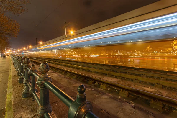 Budapeşte Tuna Nehri Kıyısı Işıklar Hareketle Geceleyin Bulanık Sarı Tramvay — Stok fotoğraf