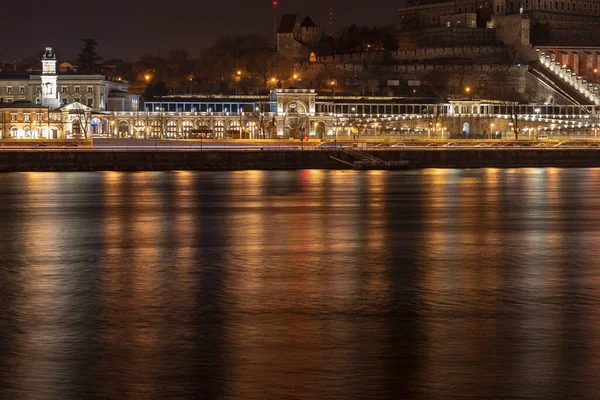 Aydınlanmış Varkert Çarşısı Budapeşte Macaristan Tuna Nehri Ile Geceleyin Buda — Stok fotoğraf