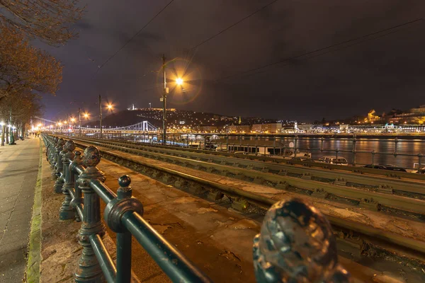 Budapeşte Tuna Nehri Kıyısı Geceleri Işık Tramvay Hattıyla Macaristan — Stok fotoğraf