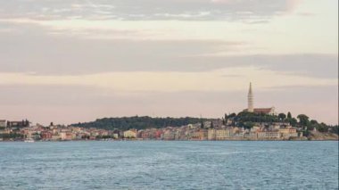 Alacakaranlık dakikaları, eski Rovinj kasabasının yarımadasının gündüz-gece kaydını ve Hırvatistan 'ın deniz kıyısındaki ağır tekne trafiğini kaydediyor.