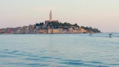 Alacakaranlık dakikaları, eski Rovinj kasabasının yarımadasının gündüz-gece kaydını ve Hırvatistan 'ın deniz kıyısındaki ağır tekne trafiğini kaydediyor.