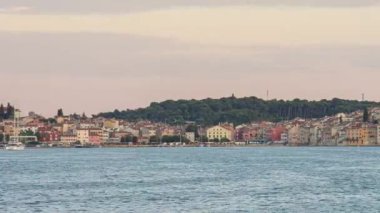 Alacakaranlık dakikaları, eski Rovinj kasabasının yarımadasının gündüz-gece kaydını ve Hırvatistan 'ın deniz kıyısındaki ağır tekne trafiğini kaydediyor.