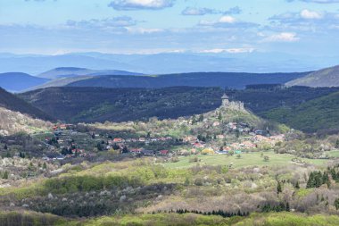 Güneşli yaz gününde Somoska Kalesi ve Dağlı Yüksek Tatralar, Slovakya