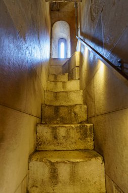 Saint Domnius Çan Kulesi 'nin iç taş basamakları yapay ışık, Hırvatistan, bölünmüş, geniş açılı mercekle aydınlatıldı