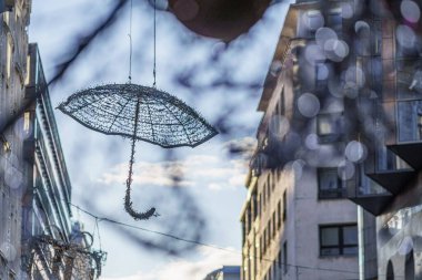 Budapeşte 'de bir caddede askıya alınmış şemsiye süslemesi, mavi gökyüzü, binalar, gün ışığı, telefoto lensleri