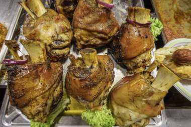 Macaristan, Budapeşte, geniş açılı lenslerin olduğu bir markette tepside lezzetli rosto çeşitleri.