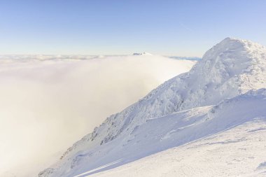 Vadide bulutlu karlı tepe manzarası, güneşli, kış, dağlar arasında, Slovakya, Chopok, geniş açılı mercek