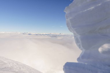 Kalın beyaz buz kristalleri, açık havada, güneş ışığında, arka planda, yukarıdan ve High Tatras 'tan gelen bulutlarla kaplı bir vadide, kışın geniş açılı lenslerle yakın plan çekimler yaptı.