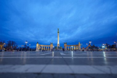 Hosok tere geceleri aydınlık, bulutlu mavi gökyüzü, alt perspektif, Budapeşte, geniş açı mercek