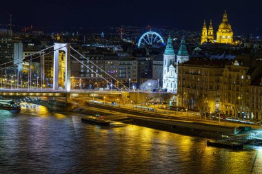 Budapeşte ufuk çizgisi, Elizabeth Köprüsü, Budapeşte Gözü, Aziz Stephen Bazilikası, Tuna nehri, gece, telefoto lensli.