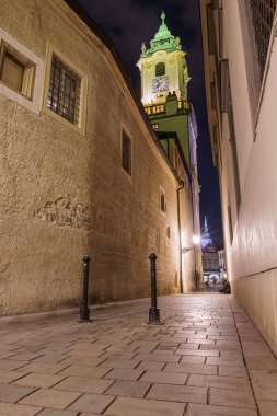 Bratislava sokağı eski belediye binasının yanında, lambalarla aydınlatılmış, gece, Slovakya, geniş açılı mercek