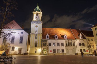 Eski belediye binası kulesi ve dış tarafı aydınlık duvarlarla kaplı, gece, Slovakya, Bratislava, geniş açılı mercek