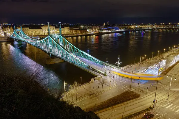 Szabadsag Köprüsü ve Gellert Meydanı gece aydınlandı, yukarıdan, Tuna Nehri 'nden, arka planda evler, Budapeşte, telefoto