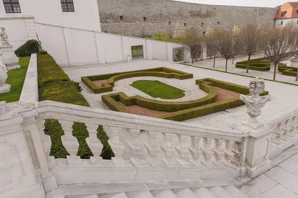 Taş merdivenleri, tırabzanları ve çalıları olan Castle Park, güneşli, Slovakya, Bratislava, şato, geniş açılı mercek