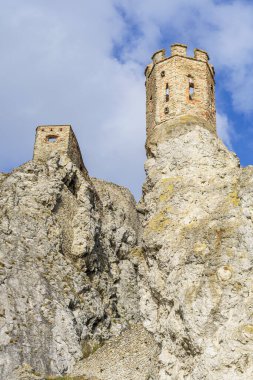 Devin Kalesi 'nin iki eski kalesi kayaların tepesinde hafif bulutlu gökyüzü, Slovakya, telefoto