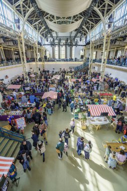 Eski Pazar Salonu 'nda bir sürü insan ve tedarikçi var. Bratislava, Slovakya, geniş açılı mercek.