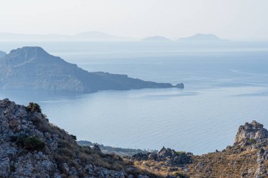 Kıyı kayalık dağlar ve koylarla bölünmüş durumda. Uzaktaki Gavdos adası, manzara, Yunanistan, Girit adası, telefoto lensleri.