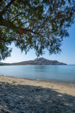 Sahilde arka planda güneş ışığı olan boş kumlu şehir plajı, Myrthianos Plakias, Yunanistan, Girit adası, geniş açılı mercek