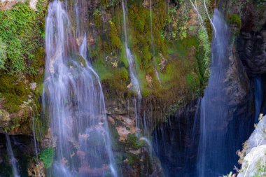 Kourtaliotiko geçidinde yosunlu kayalar ve şelale bulanık su, yayılmış ışık, Yunanistan, Girit Adası, geniş açılı mercek