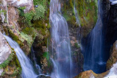 Kourtaliotiko geçidinde yosunlu kayalar ve şelale bulanık su, yayılmış ışık, Yunanistan, Girit Adası, geniş açılı mercek