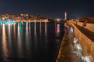 Chania limanı dalgakıranı ve deniz feneri geceleri evlerle aydınlatılıyor, Yunanistan, Girit adası, normal açılı mercek