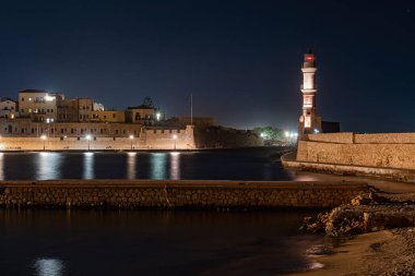 Chania limanı dalgakıranı ve deniz feneri geceleri evlerle aydınlatılıyor, Yunanistan, Girit adası, normal açılı mercek