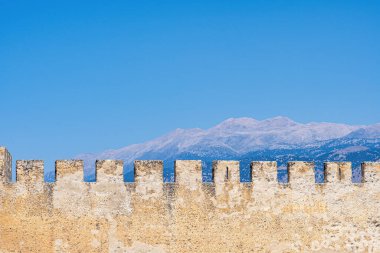 Arka planda yüksek dağlar, açık mavi gökyüzü, güneş ışığı, Frangokastello, Yunanistan, Girit adası, telefoto