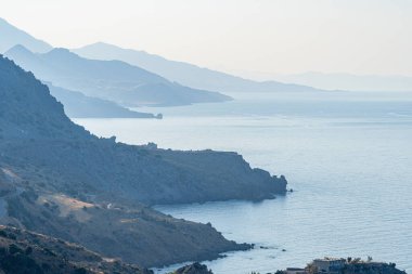 Kayalık dağları ve koyları olan sahil, açık mavi gökyüzü, sabahın erken saatleri, manzara, Yunanistan, Girit adası, telefoto lensleri