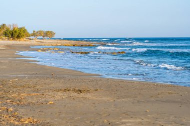 Boş, çorak, kumlu kumlu sahil, küçük dalgalar, açık mavi gökyüzü, gün batımında, telefoto