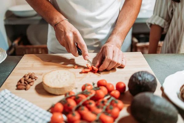 Männliche Hände Schneiden Kirschtomaten Auf Dem Küchentisch Salatzubereitung Gesunde Ernährung — Stockfoto